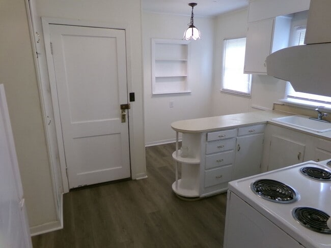 Building Photo - Spacious 3-Bedroom 2-Bathroom Home