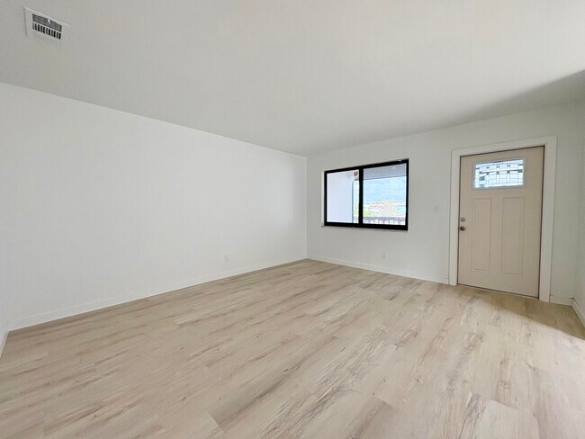 Building Photo - 305 SE 9th Ave