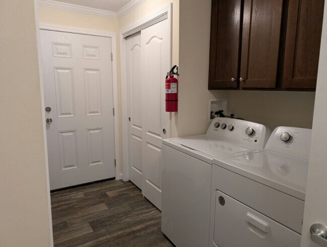 Building Photo - 30095 Pineview Cir