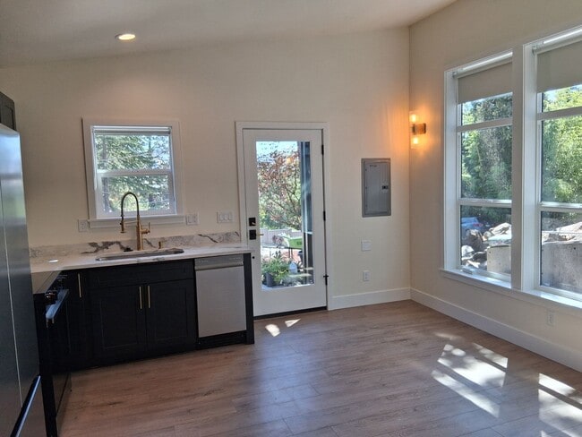 Building Photo - Stylish Newly Built One-bedroom in the Heart of Ashland
