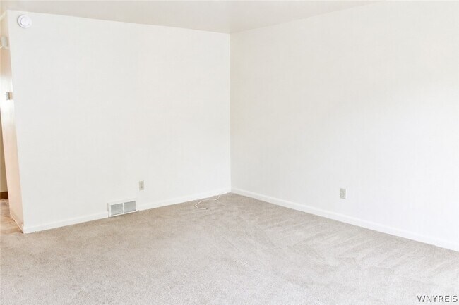 Building Photo - 140 Ayrault Dr