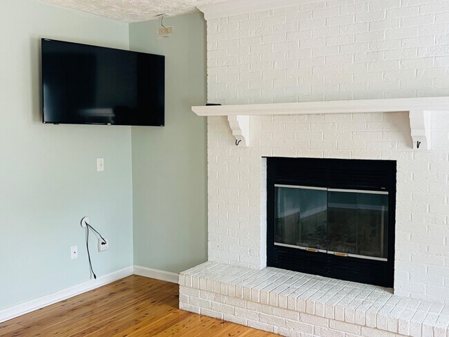 Building Photo - 208 Elmhurst Rd