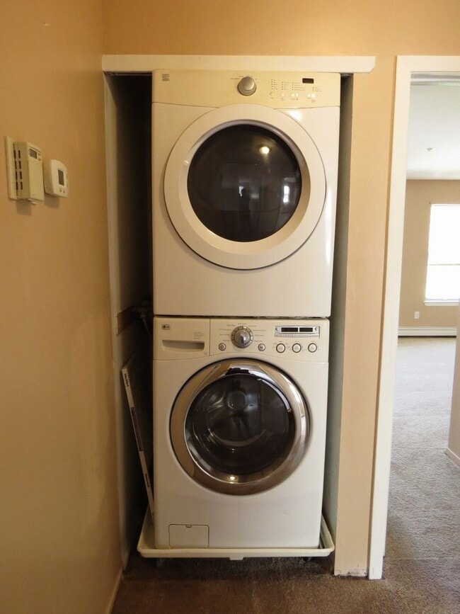 Building Photo - Spacious 3 Bedroom Townhome