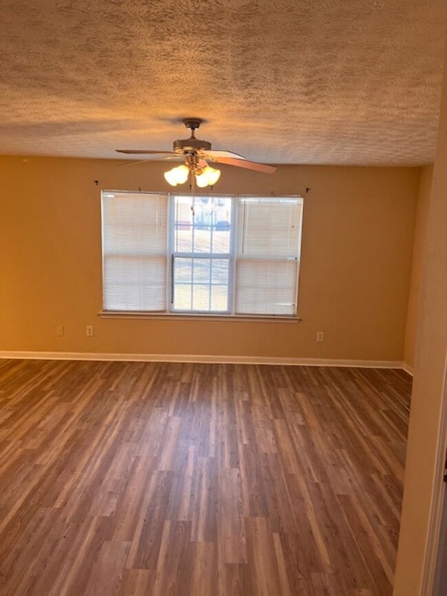 Building Photo - Home in Locust Grove