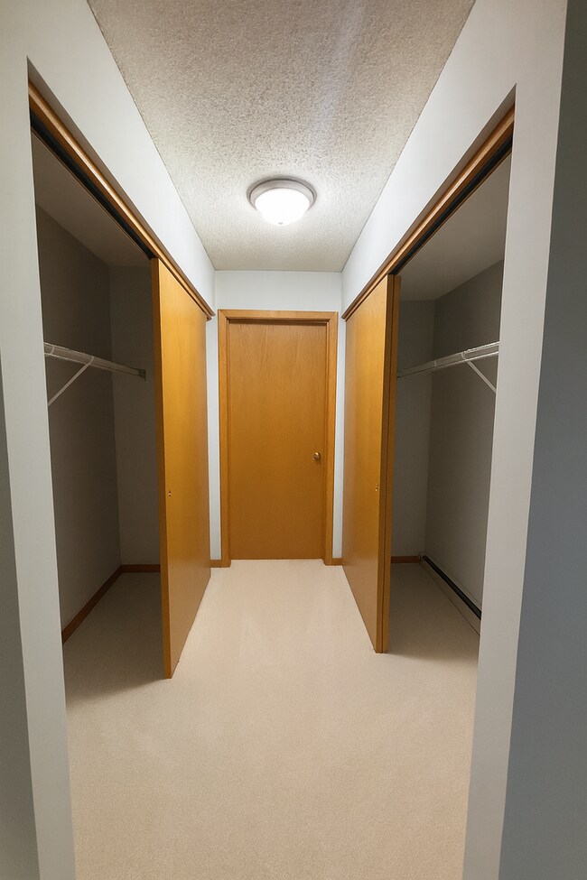 Building Photo - Quaint, Updated 1 Plus Den Condo in Bloomington.