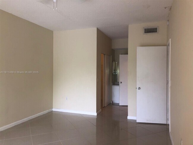 Building Photo - 6992 SW 39th St