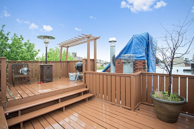 Building Photo - Beautiful 2 Bedroom, 2 Bathroom Historical Row Home