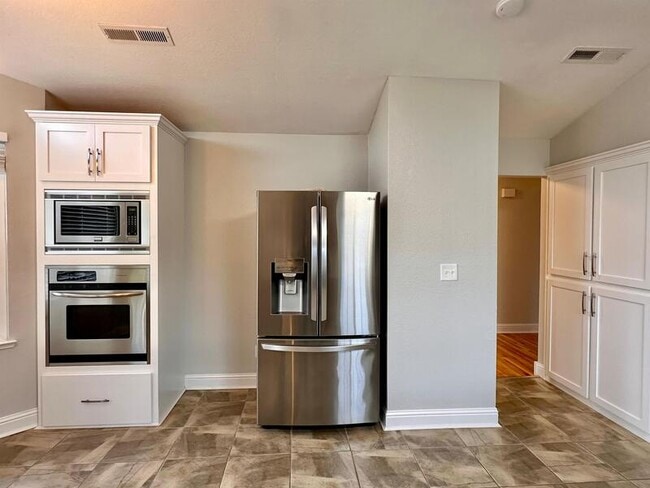 Building Photo - 148 Castlemont Dr