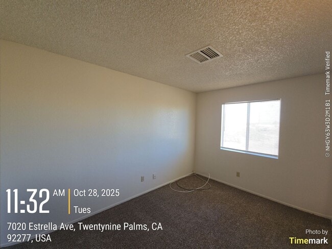 Building Photo - 3 bedroom 2 bath Available now