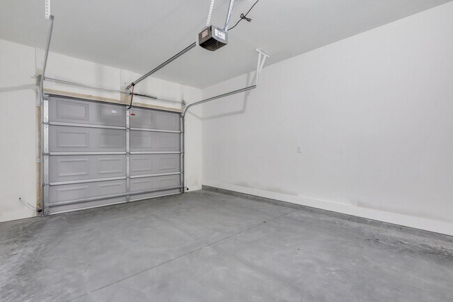 Building Photo - $500 off 1st month's rent with a move-in date in the month January 2026!!! Modern Executive End-U...