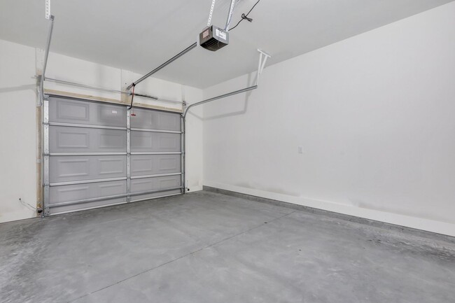 Building Photo - Beautiful Town Home!! Available Now!