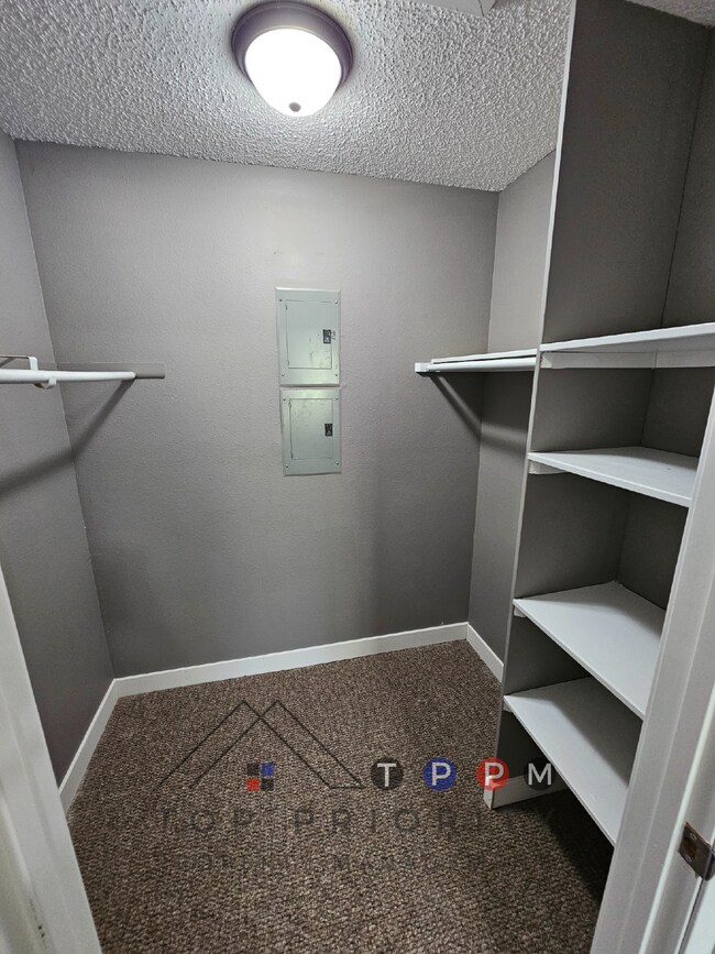 Building Photo - 1 Bedroom | 1 Bathroom Unit in Dysart Avai...