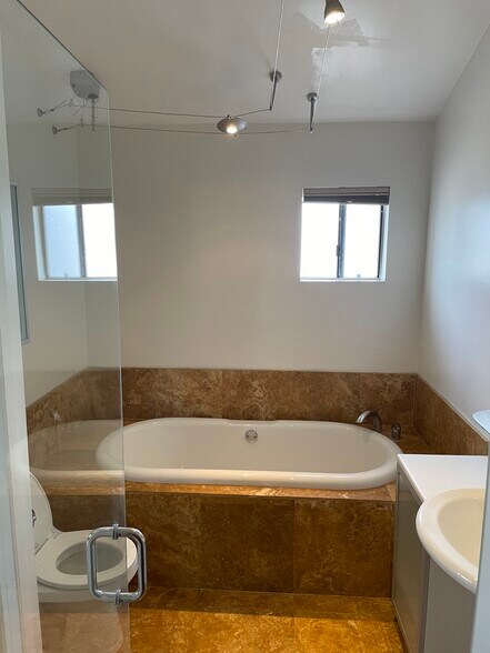 Master bathroom with soaking tub - 2289 190th St