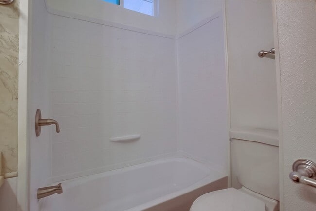 Building Photo - 55+ Mobile Home Community, 2 Bedroom + Sun...