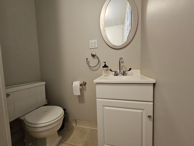 Building Photo - Fully Furnished Mid Century Charmer- month to month/midterm/short term, 3 bedrooms, highly desira...