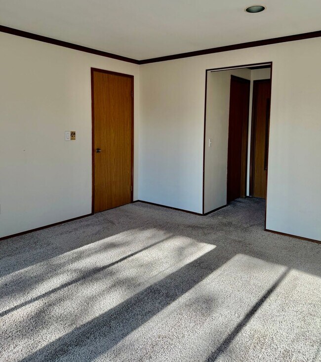 Building Photo - 4 Bed / 2.5 Bath Education hill in Redmond 2-story home $4,095/month