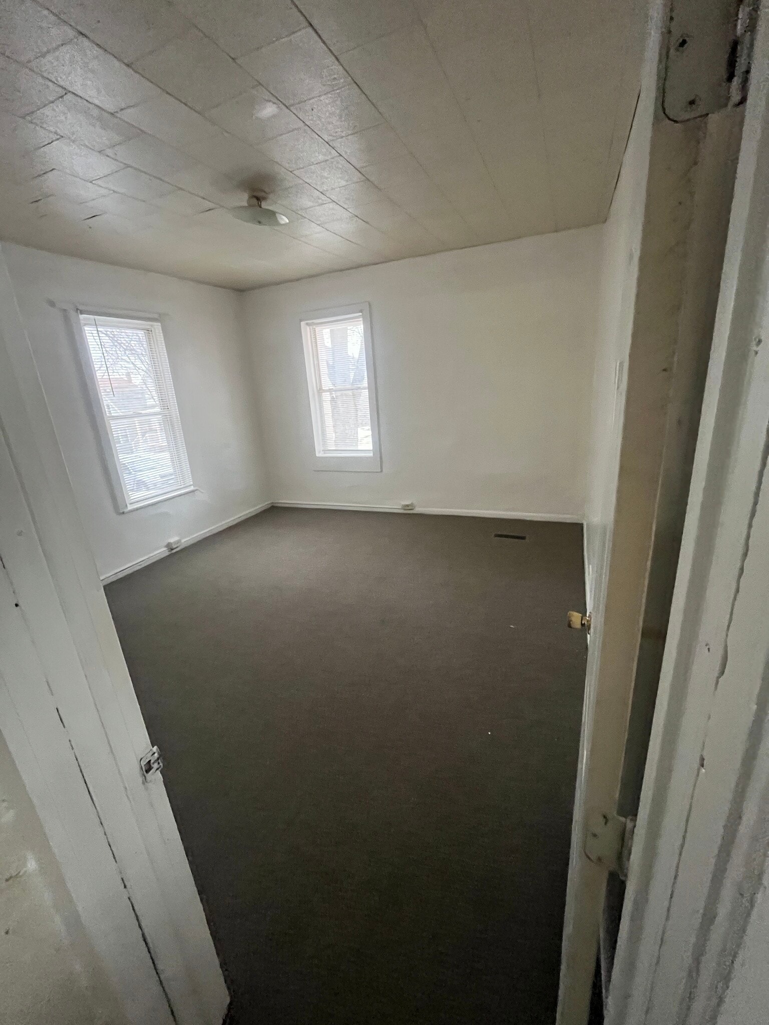 Building Photo - 690 York Ave