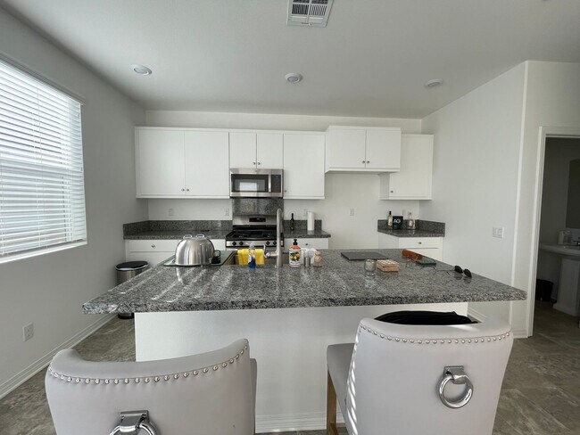 Building Photo - Beautiful Three Bedroom Two and a Half Bathroom Home in Murrieta!