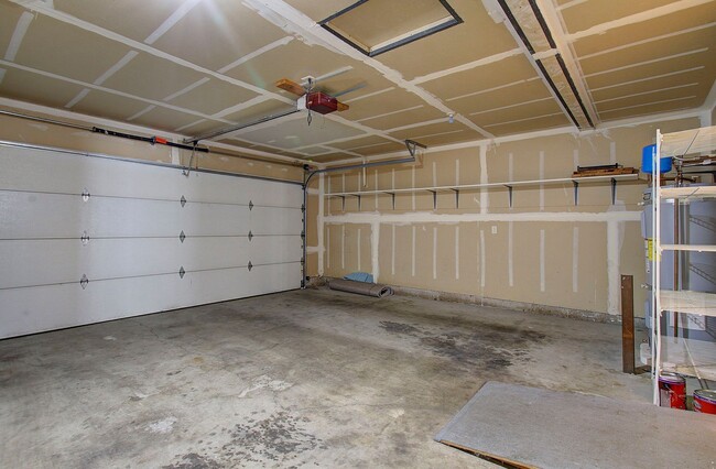 Building Photo - Welcome to this charming 2 bedroom, 2 bath...