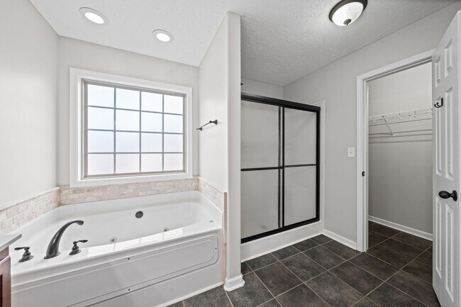 Building Photo - Beautiful, Large Home Close to Ft. Campbell and I24