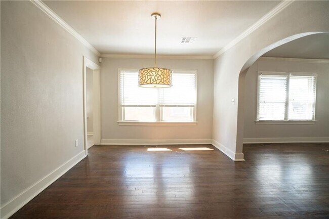 Building Photo - Home in Crestwood + Near Plaza + 3 bedrooms + 2 bathrooms