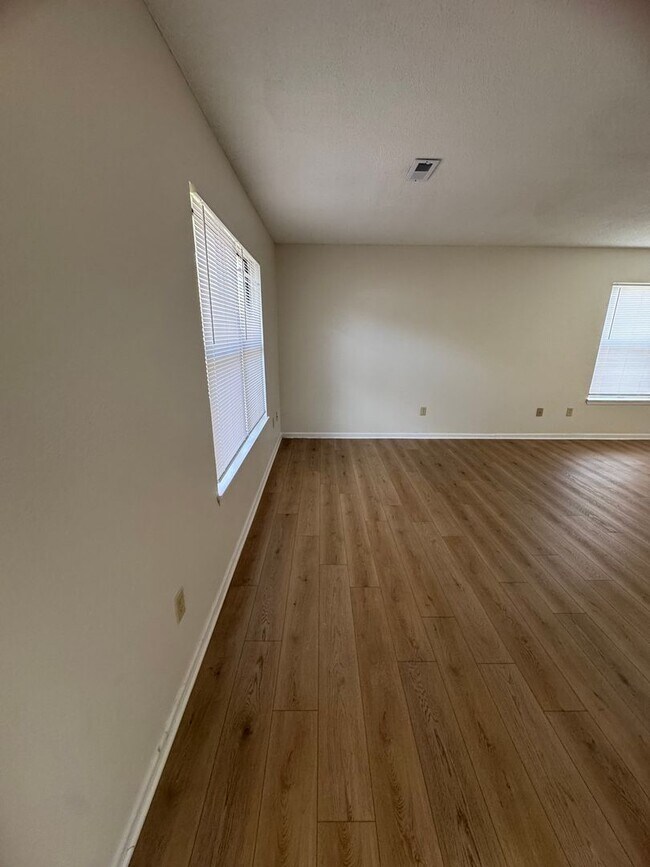 Building Photo - 680-682-682 Country Squire Ct