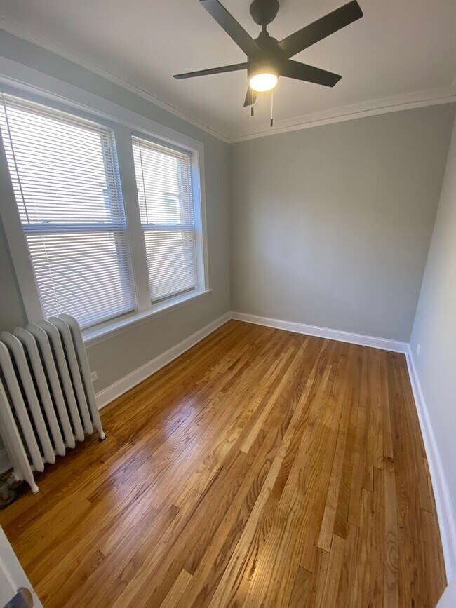 Building Photo - 1525 W Estes Ave