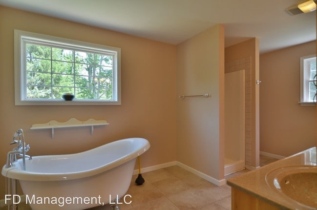 Building Photo - 4 br, 2.5 bath House - 92 Forrest Road