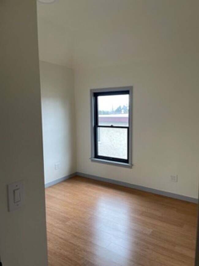 Building Photo - Please call Shami at (415) 225-2543 to sch...