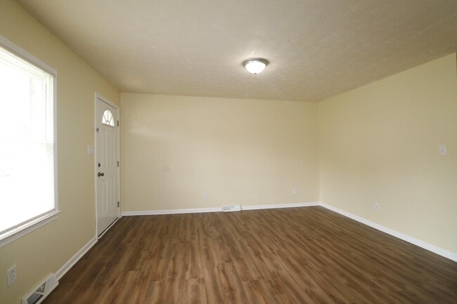 Building Photo - 319 Edgewood Dr