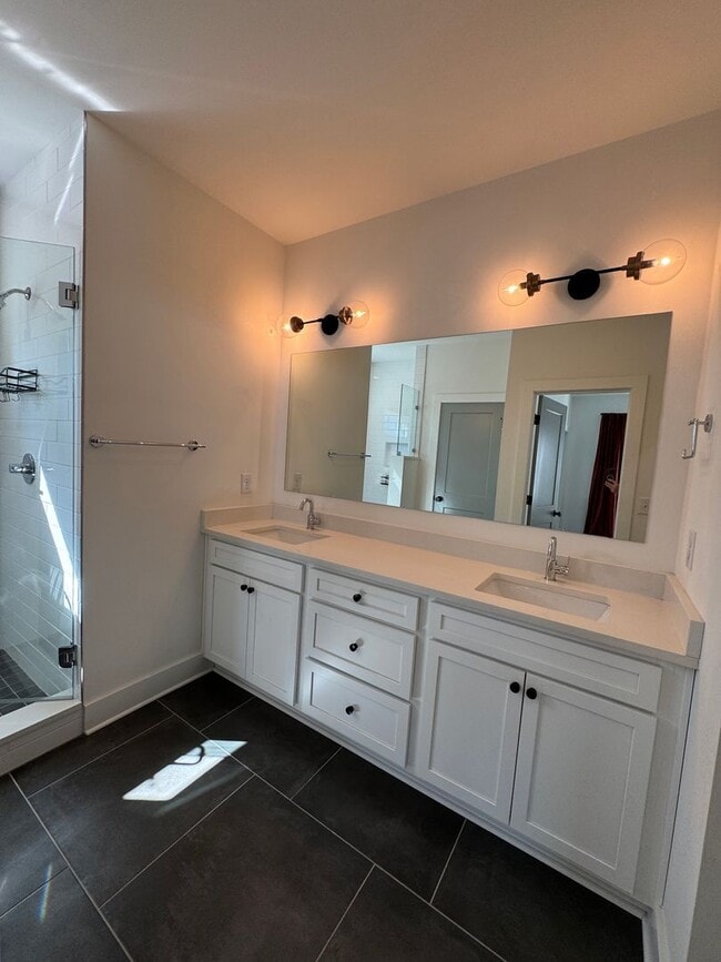 Building Photo - 3 bed. 2.5 bath in East Nashville ready fo...