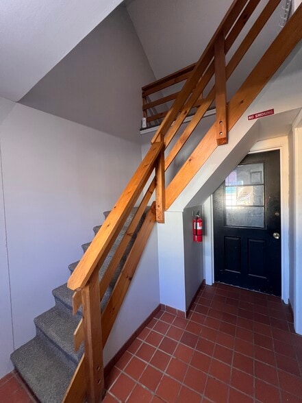 Building Photo - 17 Elm St