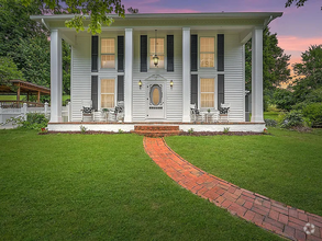 Building Photo - Charming Colonial-Style Home on 1 Acre in ...