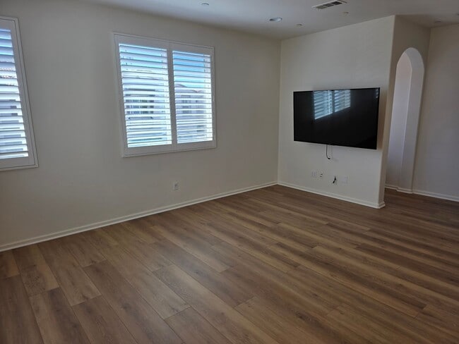 Building Photo - Gorgeous 3 Bedroom Townhome in Paseo del Sol with new flooring and paint!