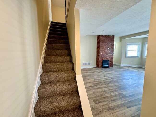 Building Photo - 206 Maple Ter