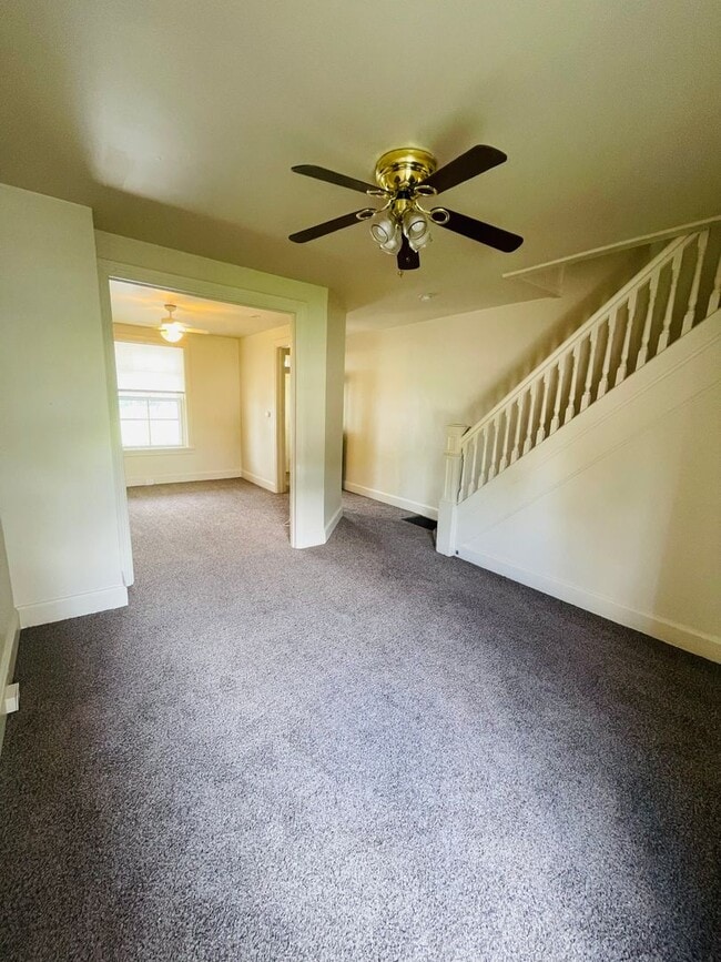 Building Photo - 3 Bedroom Single Family Home in Harrisburg!