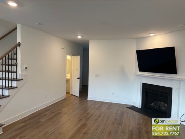 Building Photo - 3/2.5 Townhome in Excellent Greenville/Travelers Rest Location!