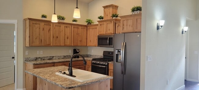 Building Photo - 108 SW Little Meadow Ln