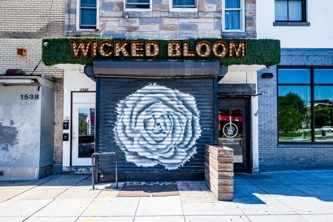 Building Photo - 3 Bed 2.5 Bath - Bloomingdale Condo - 1 Assigned Parking Space