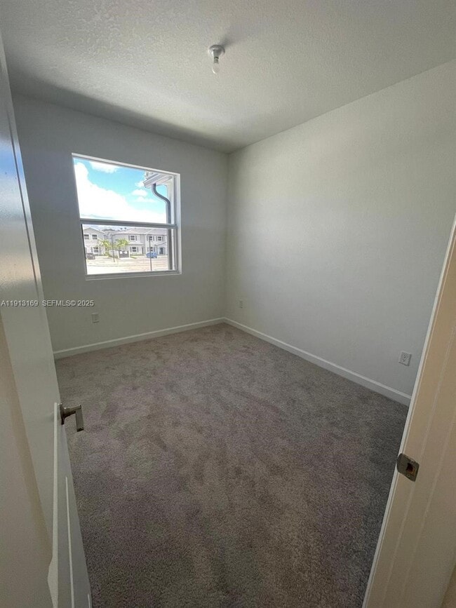 Building Photo - 1076 SE 2nd St