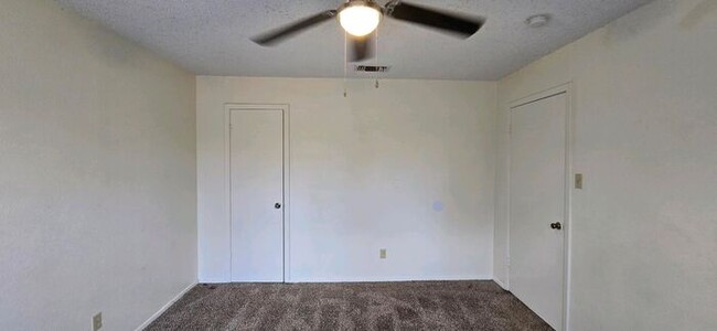 Building Photo - Tour Today! Newly Updated 2/1.5 Townhome i...