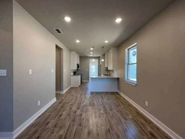 Building Photo - 3 Bedroom 2 Bath Newly Construction in Whi...