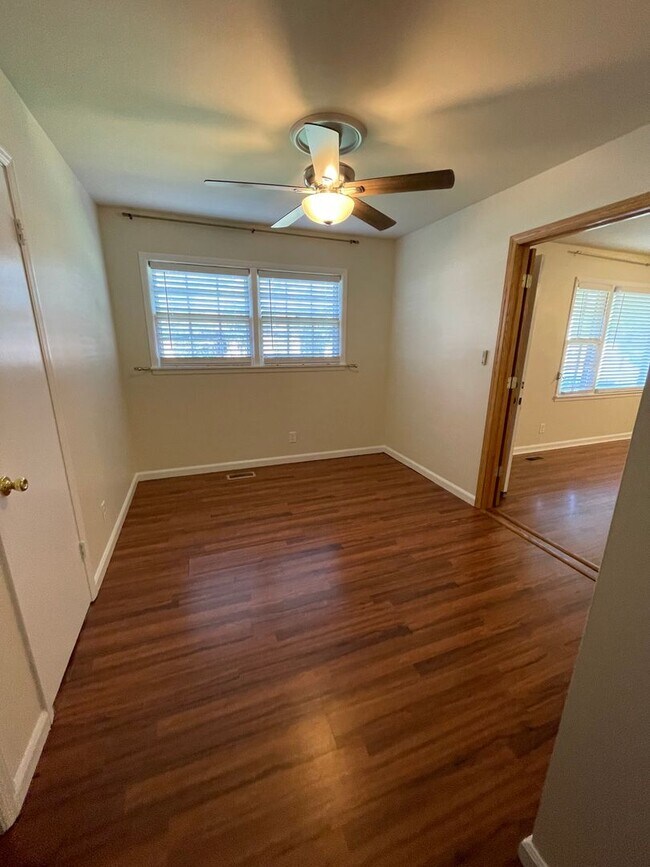 Building Photo - 3 Bedroom 2 Bathroom Home with One Car Attached Garage in Valley Park Homes Subdivision