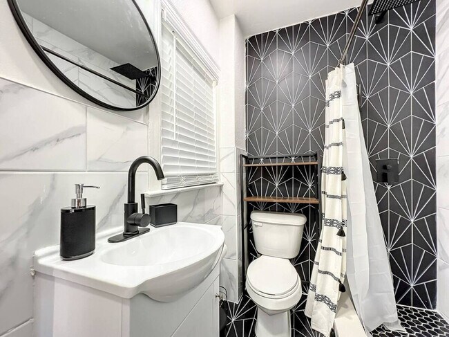 Building Photo - 1829 Hollenbeck Dr