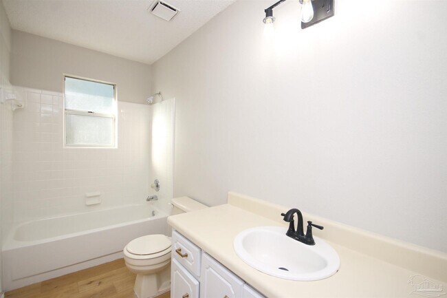 Building Photo - 2028 Cambridge Cir
