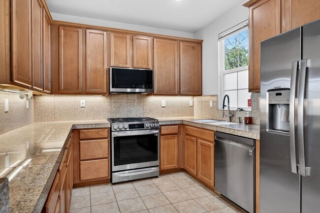 Building Photo - Beautiful Upgraded Townhome: 1,676 sqft, 2-Car Garage + Iron Horse Trail Access