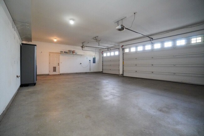 Building Photo - 2319 E Challis St