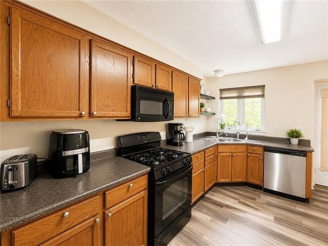 Building Photo - 122 Broadstone Dr