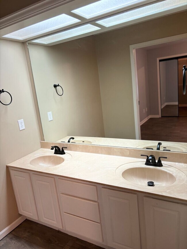 Building Photo - 3 Bedroom All Brick Home Southwest Springf...