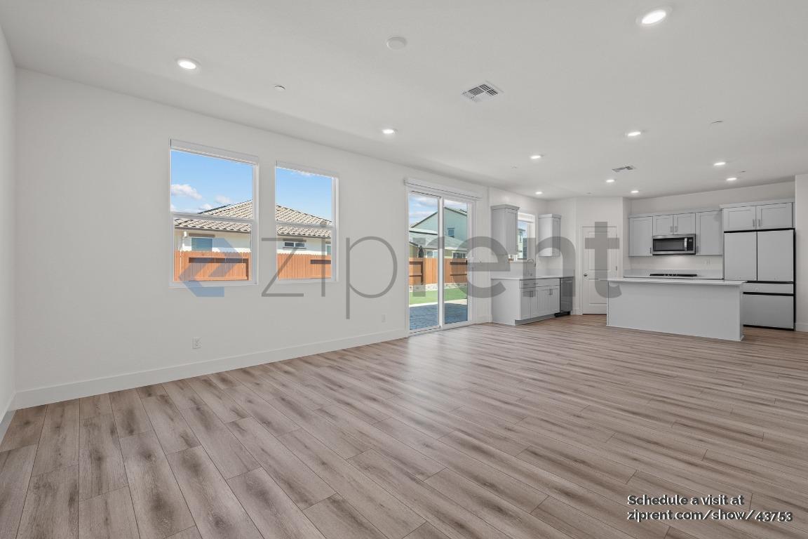 Building Photo - 437 Manhattan Dr